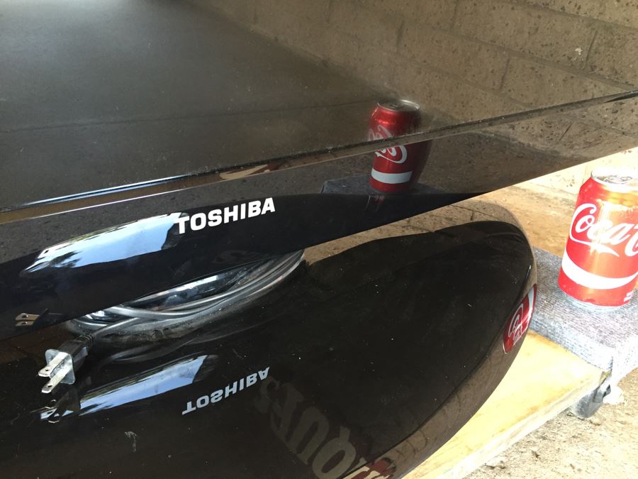 LARGE Toshiba 65HT2U Widescreen 65' class 1080p 120Hz LCD TV Estimate $1,700 [Photo 10]