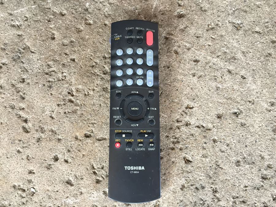 LARGE Toshiba 65HT2U Widescreen 65' class 1080p 120Hz LCD TV Estimate $1,700 [Photo 12]