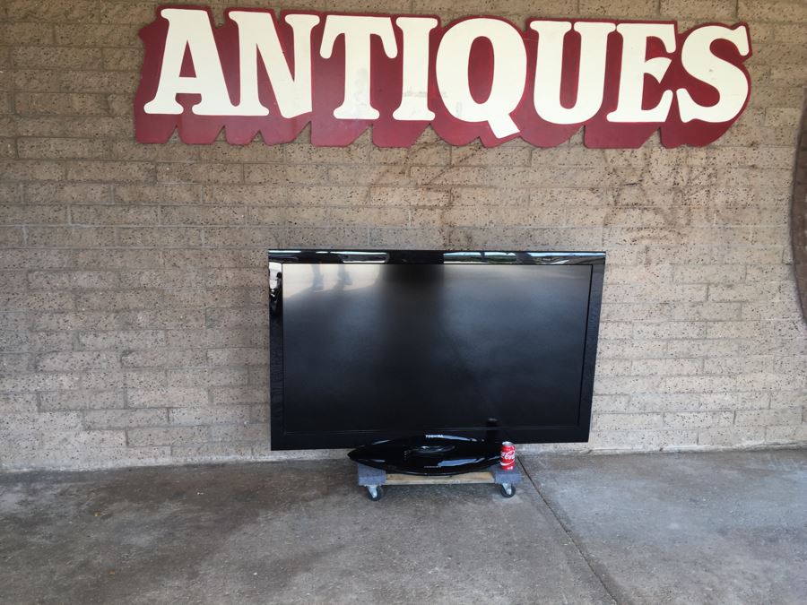 LARGE Toshiba 65HT2U Widescreen 65' class 1080p 120Hz LCD TV Estimate $1,700 [Photo 4]