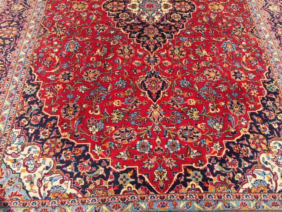 Beautiful Hand Woven Wool Persian Area Rug Measures 148' x 97'