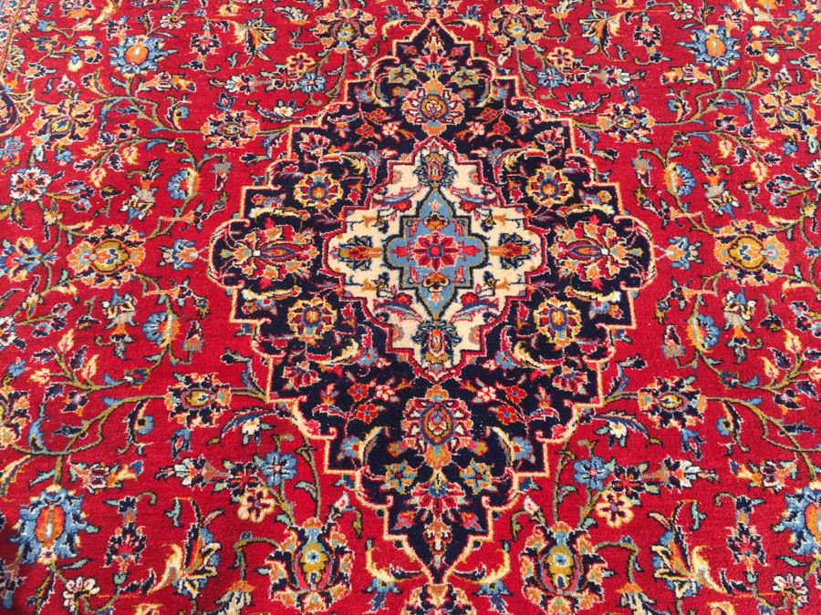 Beautiful Hand Woven Wool Persian Area Rug Measures 148' x 97' [Photo 2]