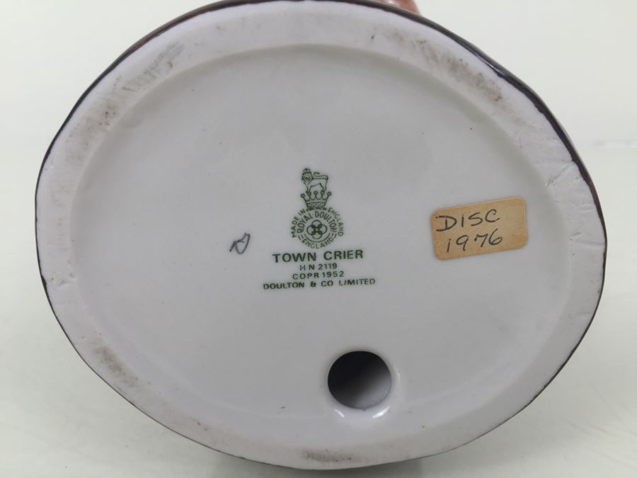Royal Doulton Figure 'Town Crier' HN2119 1952 [Photo 3]