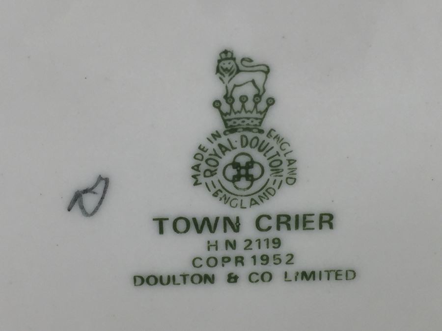 Royal Doulton Figure 'Town Crier' HN2119 1952 [Photo 14]