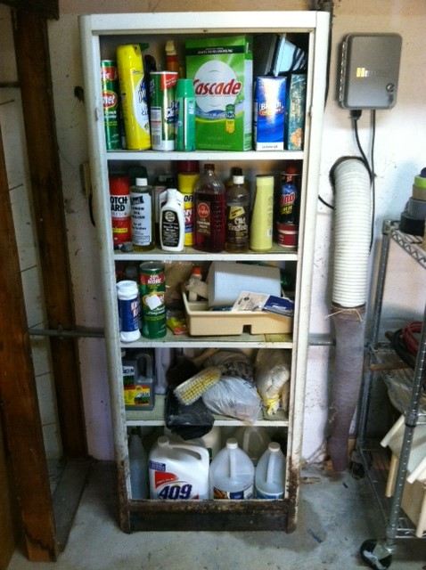 Cleaning Lot - Includes Metal Cabinet [Photo 1]