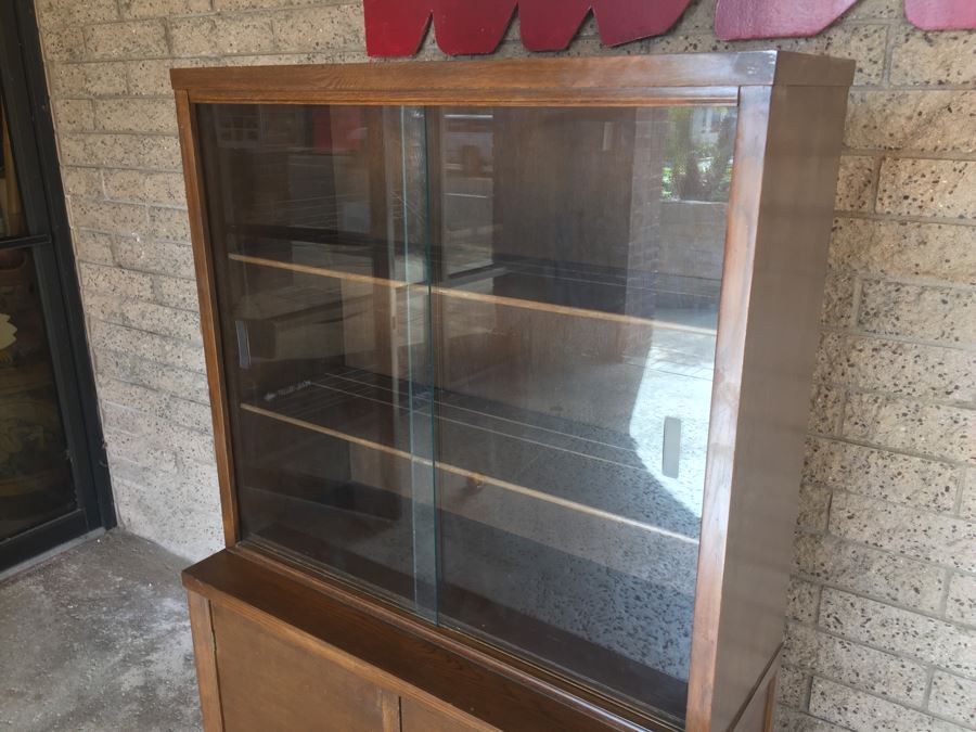 Small Mid-Century China Display Cabinet [Photo 4]