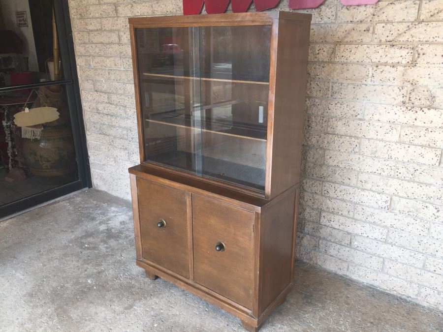 Small Mid-Century China Display Cabinet [Photo 2]