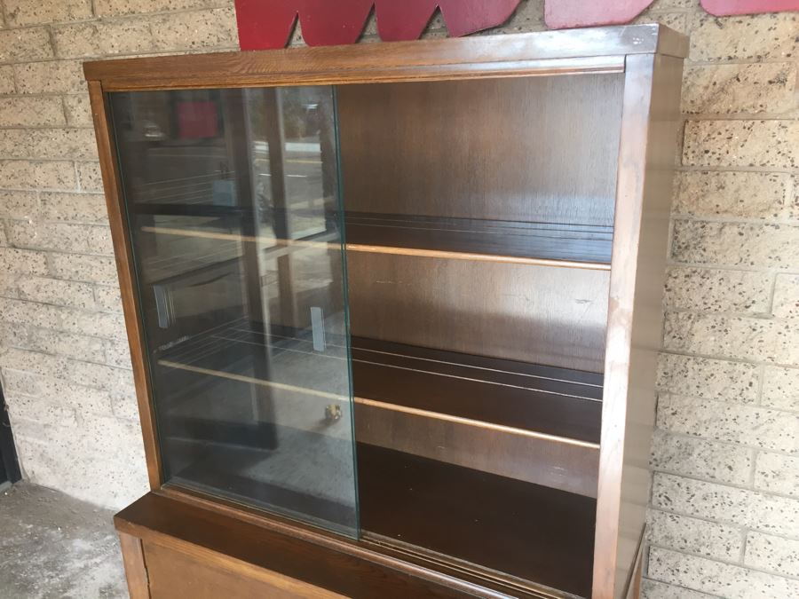 Small Mid-Century China Display Cabinet [Photo 5]