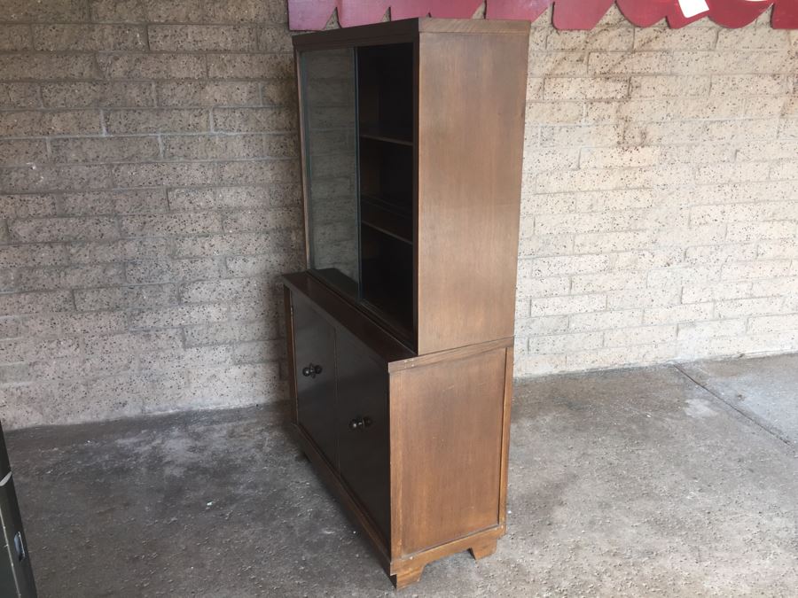 Small Mid-Century China Display Cabinet [Photo 3]