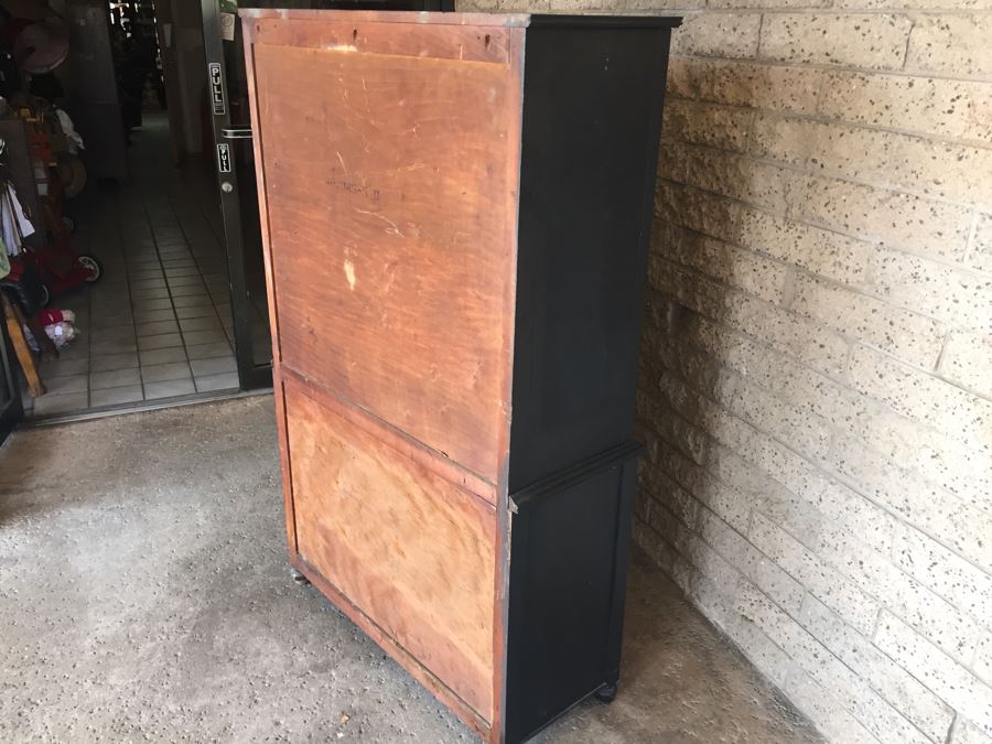 Small Black And Gold Mid-Century China Display Cabinet [Photo 13]