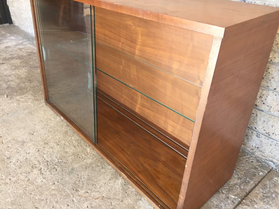 Mid-Century Table Top Display Cabinet With Glass Doors [Photo 7]