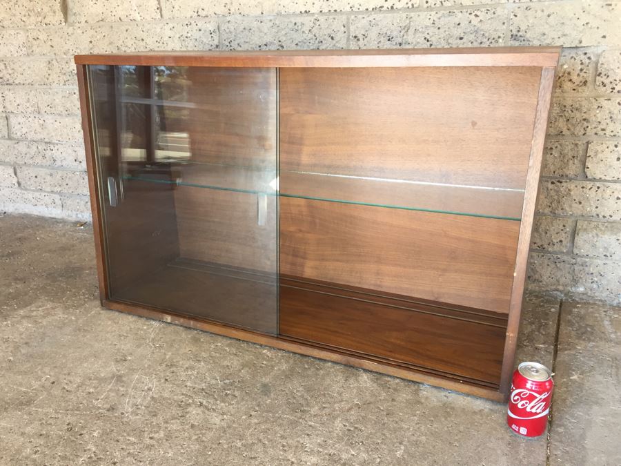 Mid-Century Table Top Display Cabinet With Glass Doors [Photo 6]