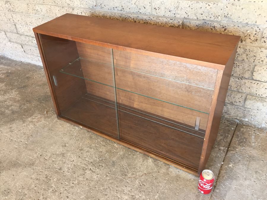 Mid-Century Table Top Display Cabinet With Glass Doors [Photo 4]