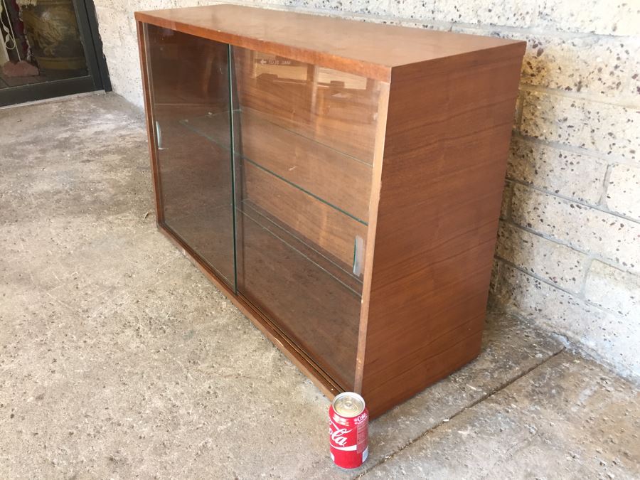 Mid-Century Table Top Display Cabinet With Glass Doors [Photo 5]