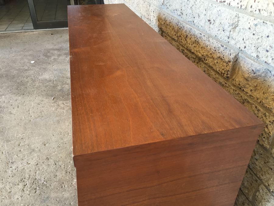 Mid-Century Table Top Display Cabinet With Glass Doors [Photo 12]