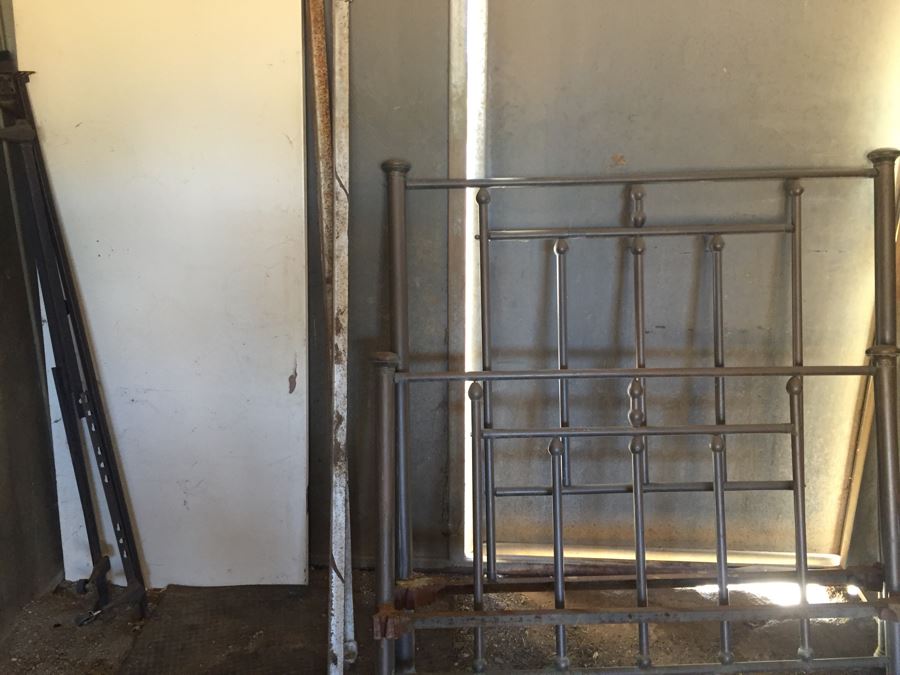 Antique Copper Full Size Bed With Cast Iron Rails [Photo 10]