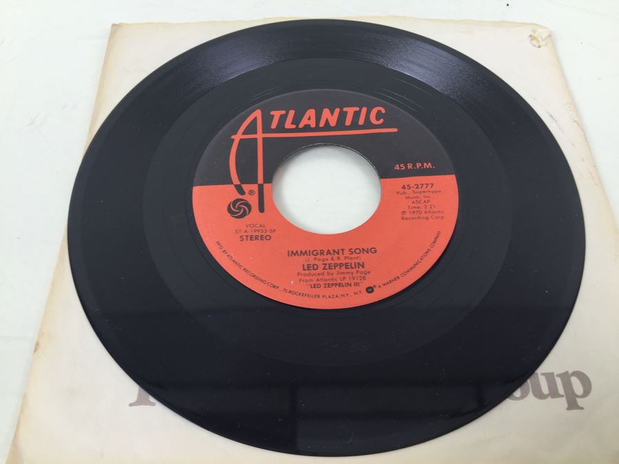 Led Zeppelin ‎- Immigrant Song / Hey, Hey, What Can I Do - Atlantic ‎- 45-2777 - Vinyl Record [Photo 2]