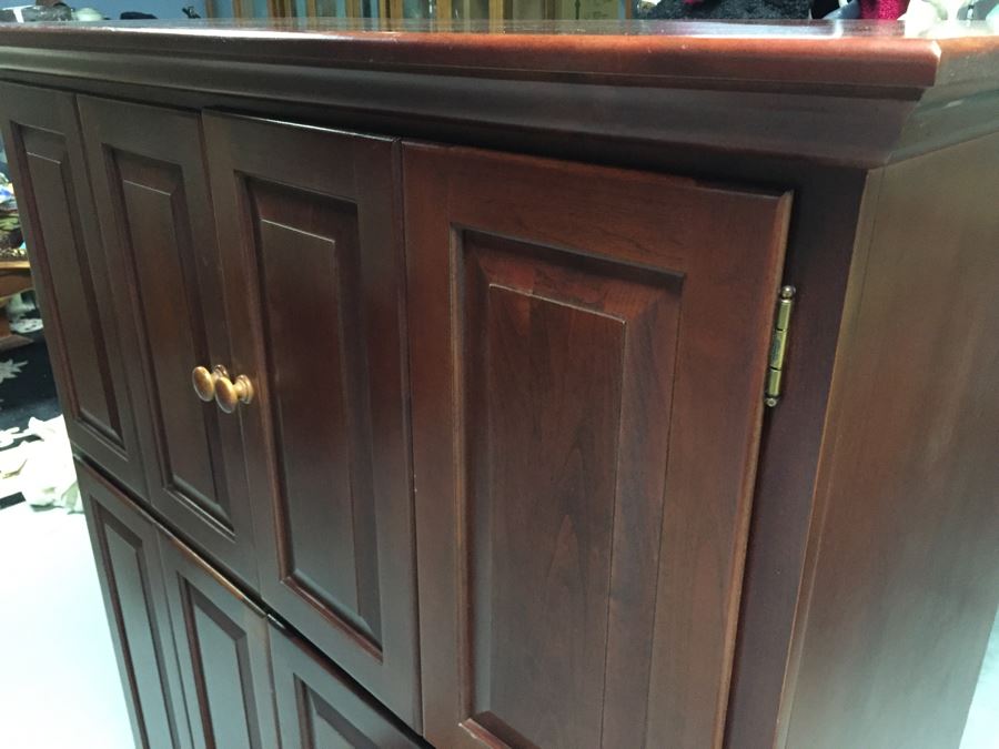 Nice Wooden Cabinet [Photo 4]