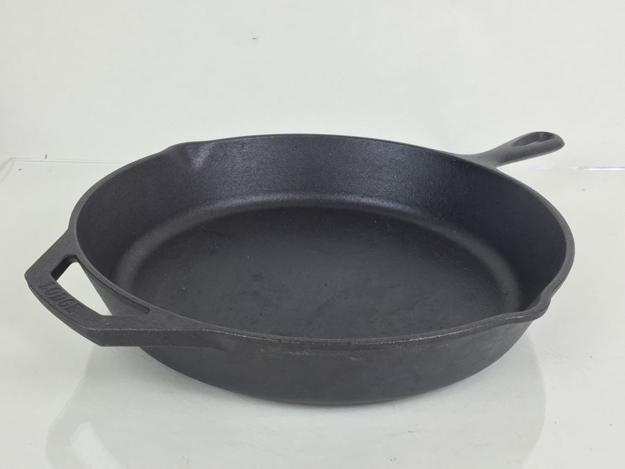 JUST ADDED - Lodge Cast Iron 12' Skillet [Photo 4]