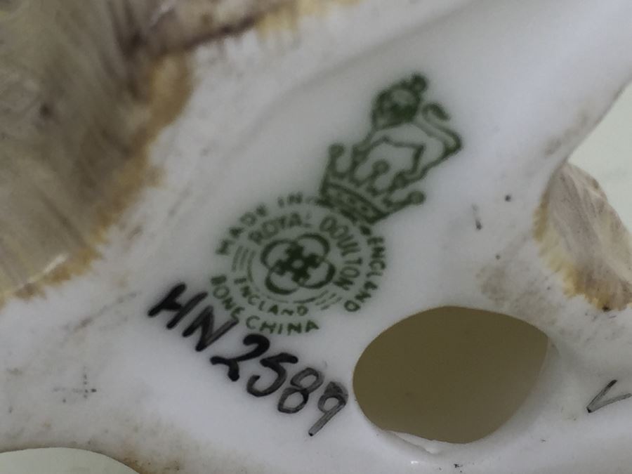 JUST ADDED - Royal Doulton Begging Cairn Terrier Figurine HN 2589 [Photo 3]