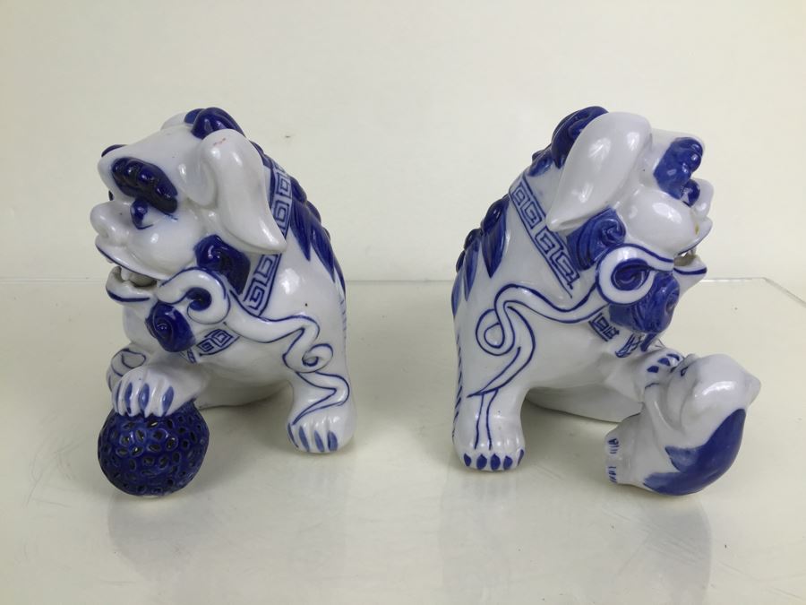 JUST ADDED - Pair Of Blue And White Foo Dogs [Photo 4]