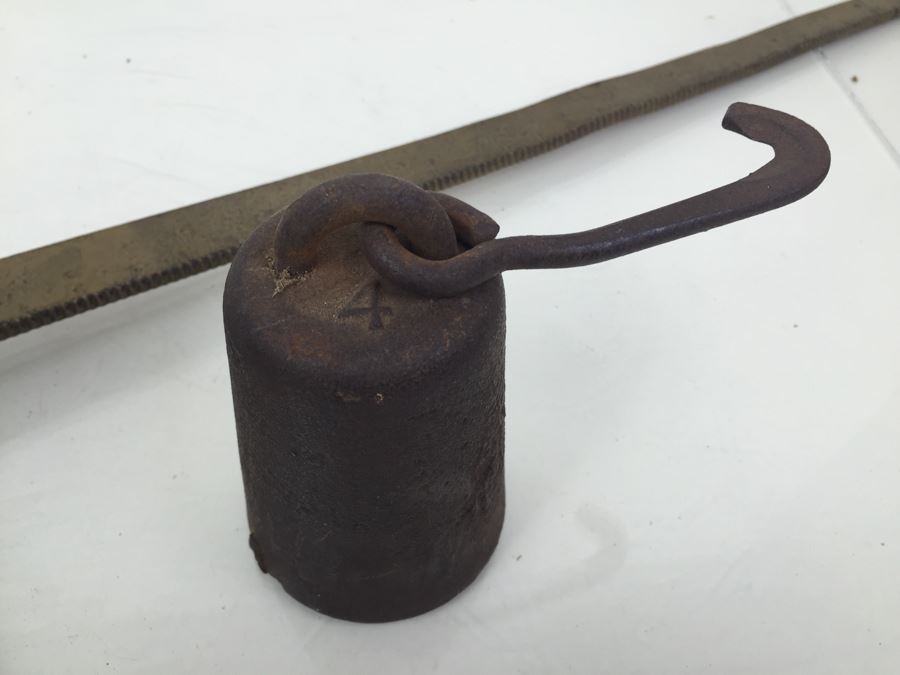 Vintage Cotton Scale With One Weight [Photo 3]