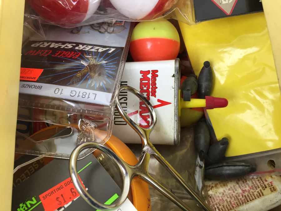 Vintage Fishing Tackle Box Loaded With Tackle Fishing Lures [Photo 23]