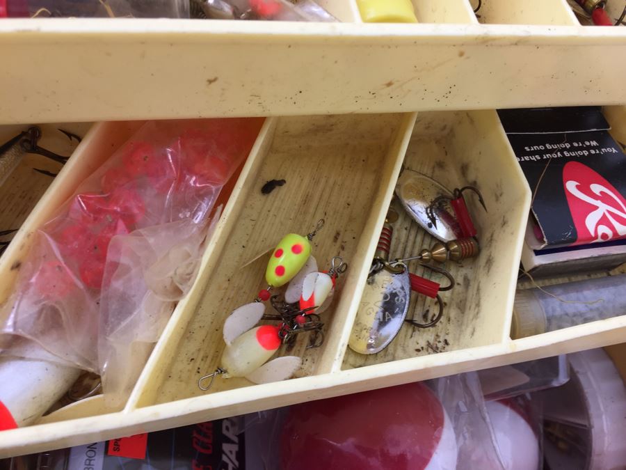 Vintage Fishing Tackle Box Loaded With Tackle Fishing Lures [Photo 18]