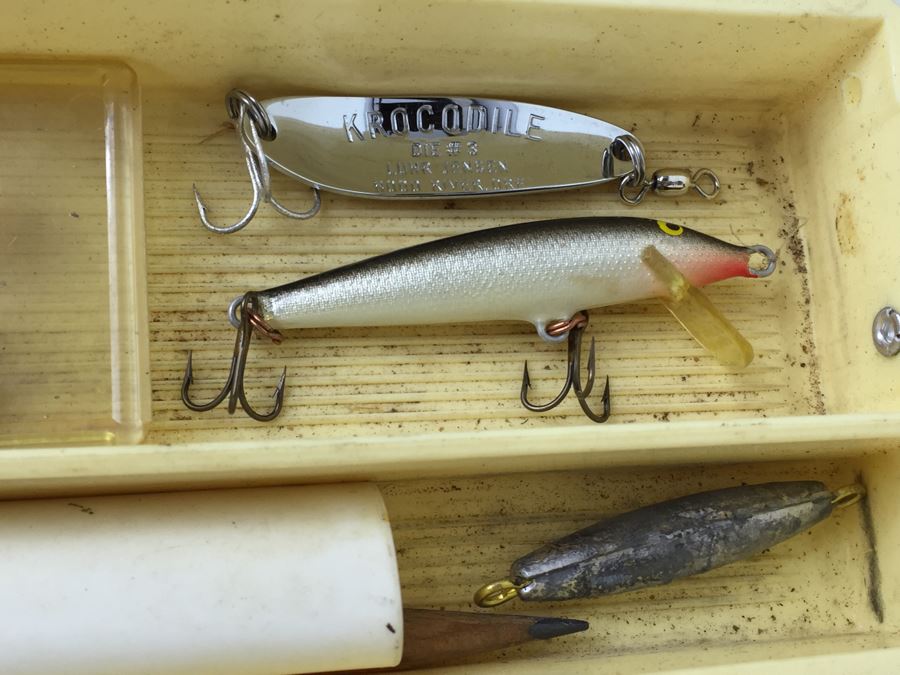 Vintage Fishing Tackle Box Loaded With Tackle Fishing Lures [Photo 16]