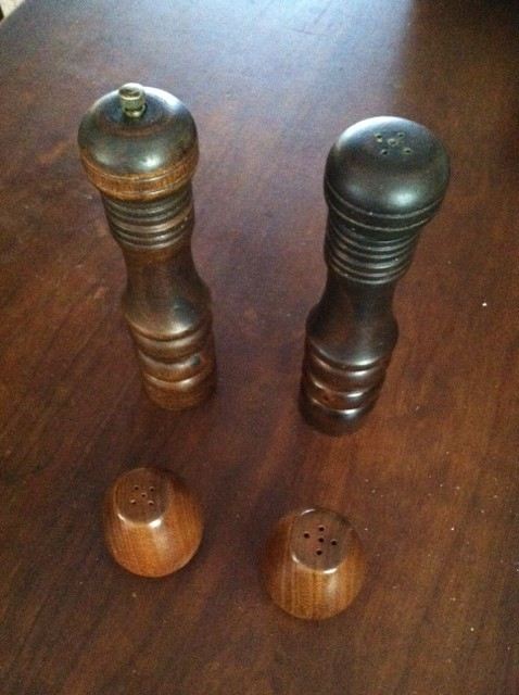 Wooden Salt & Pepper Shakers [Photo 1]