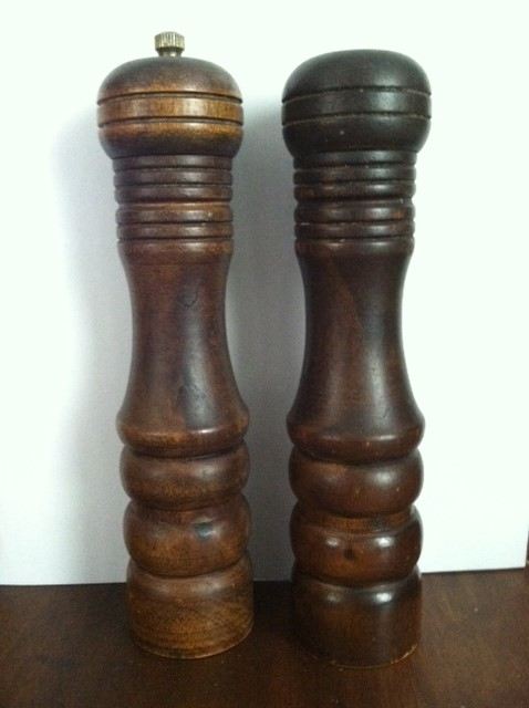 Wooden Salt & Pepper Shakers [Photo 2]