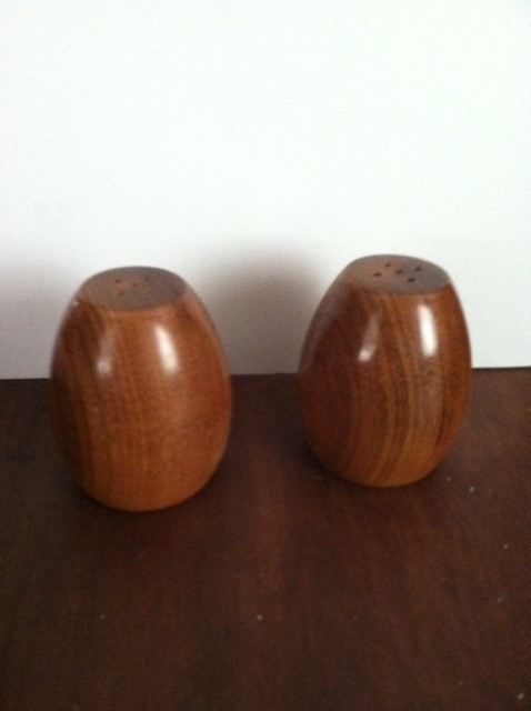 Wooden Salt & Pepper Shakers [Photo 3]