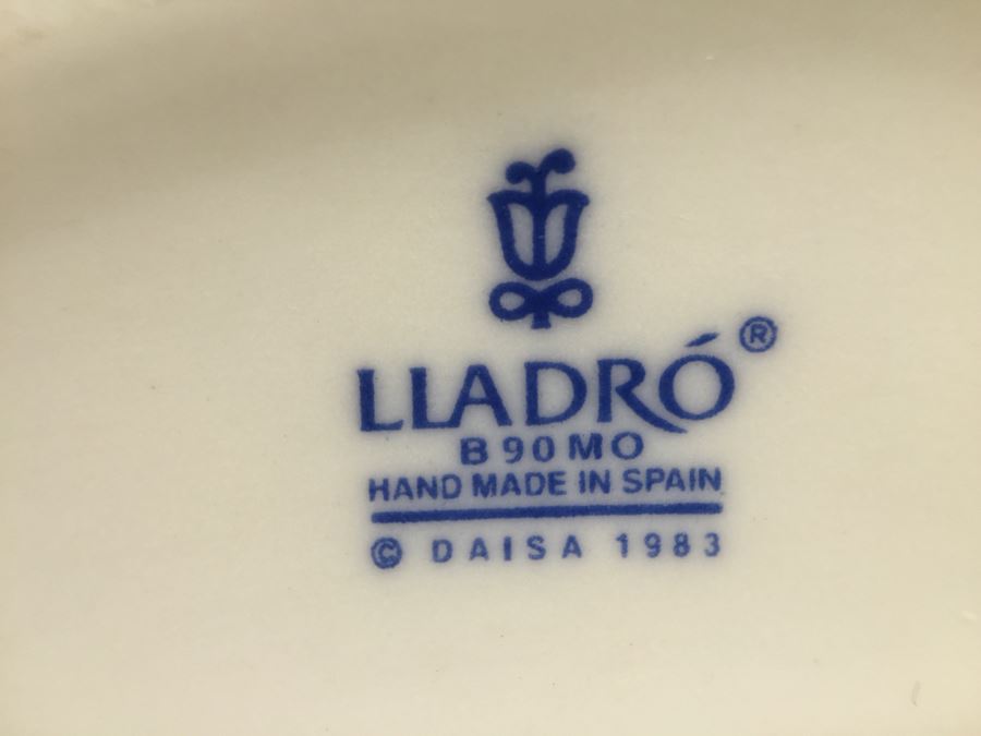 Lladro Porcelain Figurine Female Physician Doctor #5197 Estimate $300 [Photo 16]