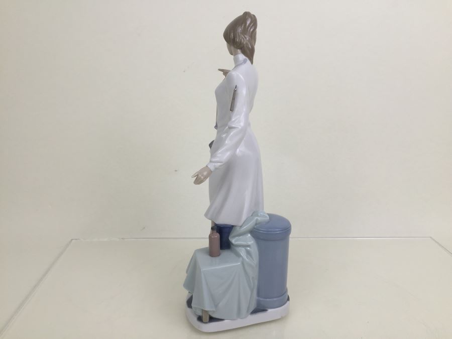Lladro Porcelain Figurine Female Physician Doctor 5197 Estimate 300