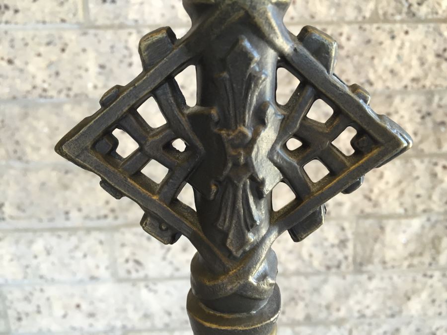 Stunning Dale Tiffany Floor Lamp With Hummingbird And Floral Motif [Photo 10]