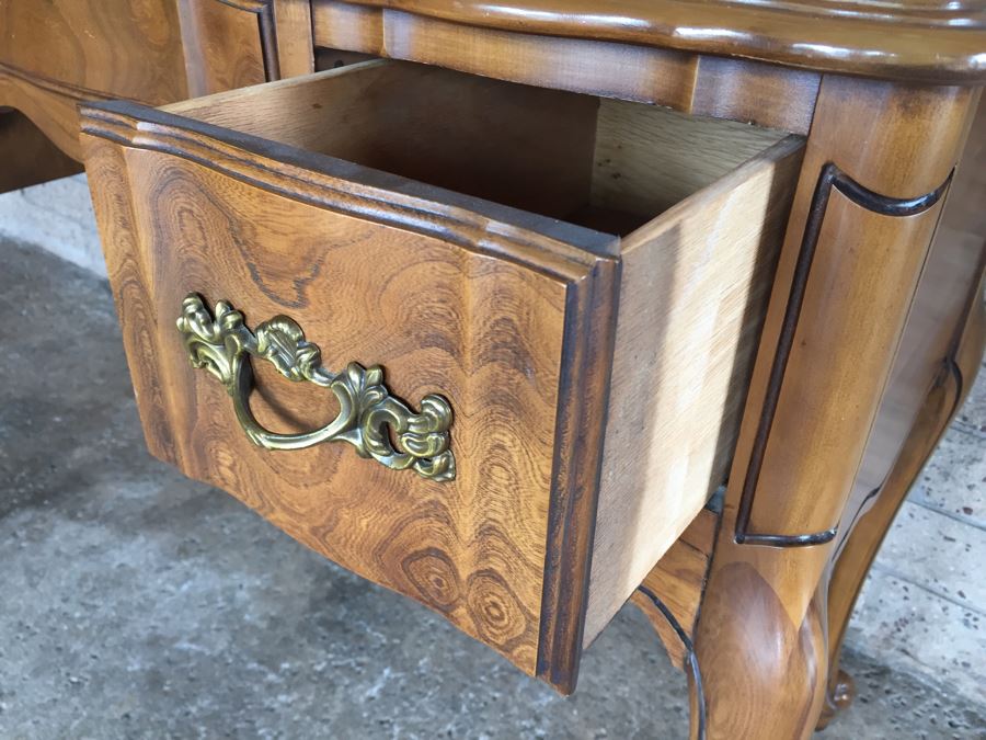 Nice Vanity Powder Table With Matching Bench With Finished Back [Photo 8]