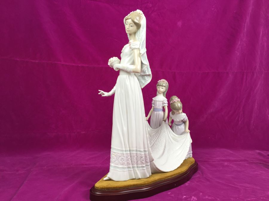Large Lladro Here Comes The Bride Porcelain Figurine D7083 With Wooden Stand Retails Around $1,000 [Photo 3]