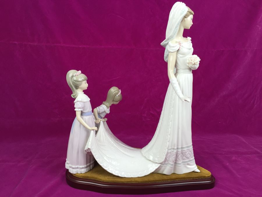 Large Lladro Here Comes The Bride Porcelain Figurine D7083 With Wooden Stand Retails Around $1,000 [Photo 25]