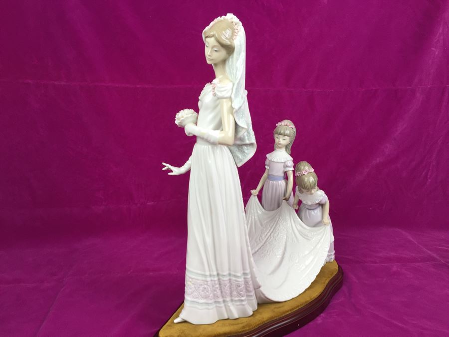 Large Lladro Here Comes The Bride Porcelain Figurine D7083 With Wooden Stand Retails Around $1,000 [Photo 13]