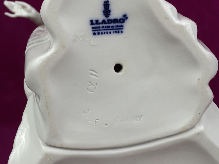 Large Lladro Here Comes The Bride Porcelain Figurine D7083 With Wooden Stand Retails Around $1,000 [Photo 29]