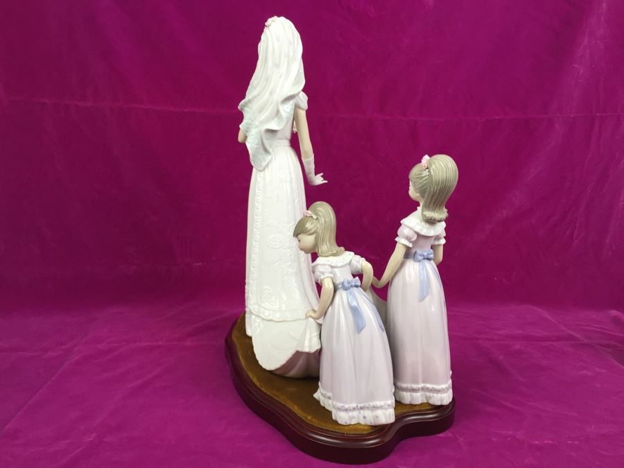 Large Lladro Here Comes The Bride Porcelain Figurine D7083 With Wooden Stand Retails Around $1,000 [Photo 21]