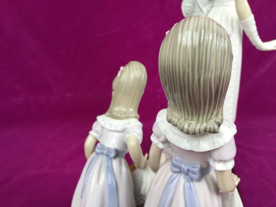 Large Lladro Here Comes The Bride Porcelain Figurine D7083 With Wooden Stand Retails Around $1,000 [Photo 23]