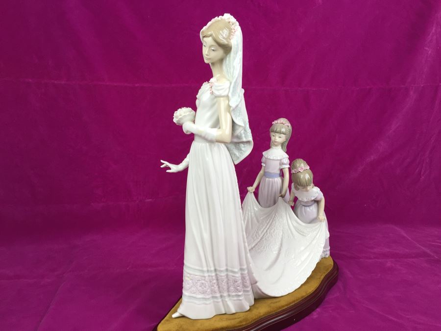 Large Lladro Here Comes The Bride Porcelain Figurine D7083 With Wooden Stand Retails Around $1,000 [Photo 14]