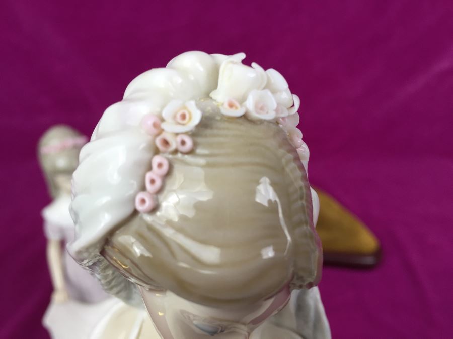 Large Lladro Here Comes The Bride Porcelain Figurine D7083 With Wooden Stand Retails Around $1,000 [Photo 31]