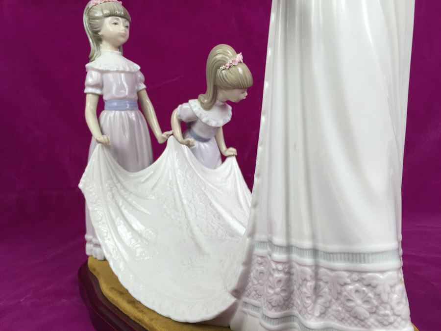 Large Lladro Here Comes The Bride Porcelain Figurine D7083 With Wooden Stand Retails Around $1,000 [Photo 10]