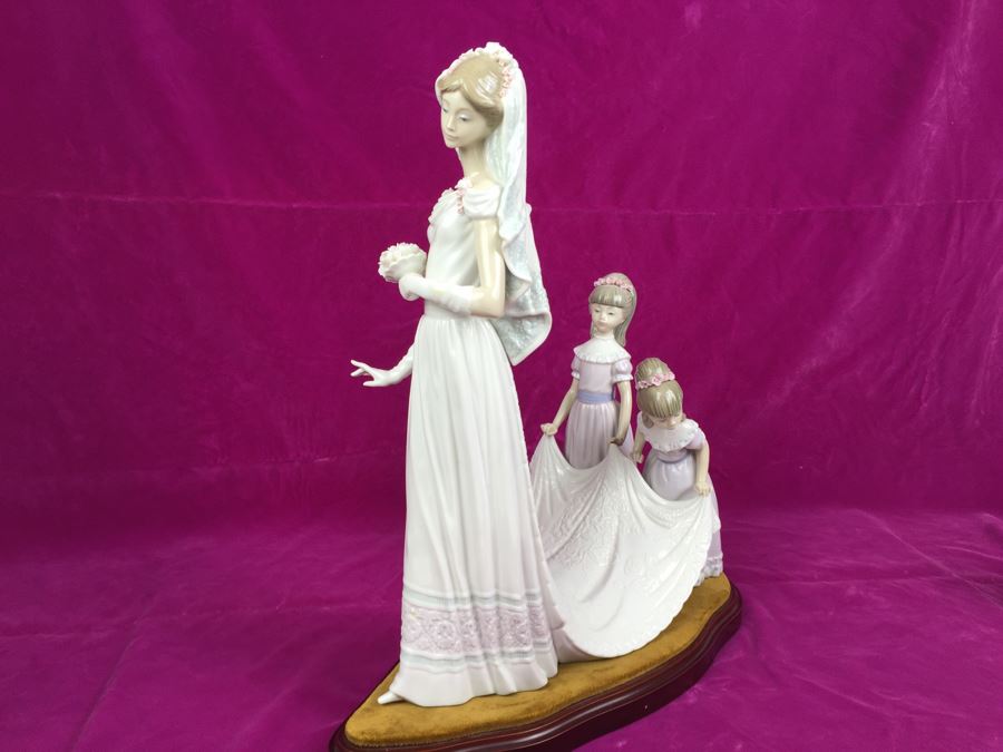 Large Lladro Here Comes The Bride Porcelain Figurine D7083 With Wooden Stand Retails Around $1,000 [Photo 12]
