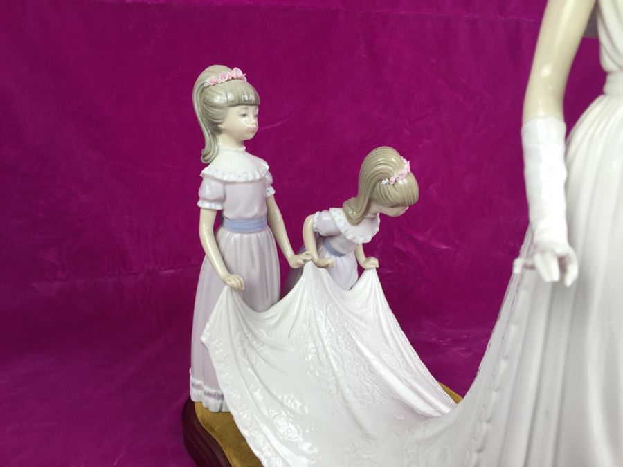 Large Lladro Here Comes The Bride Porcelain Figurine D7083 With Wooden Stand Retails Around $1,000 [Photo 11]