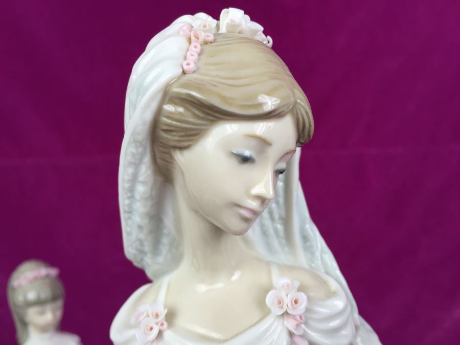 Large Lladro Here Comes The Bride Porcelain Figurine D7083 With Wooden Stand Retails Around $1,000 [Photo 5]