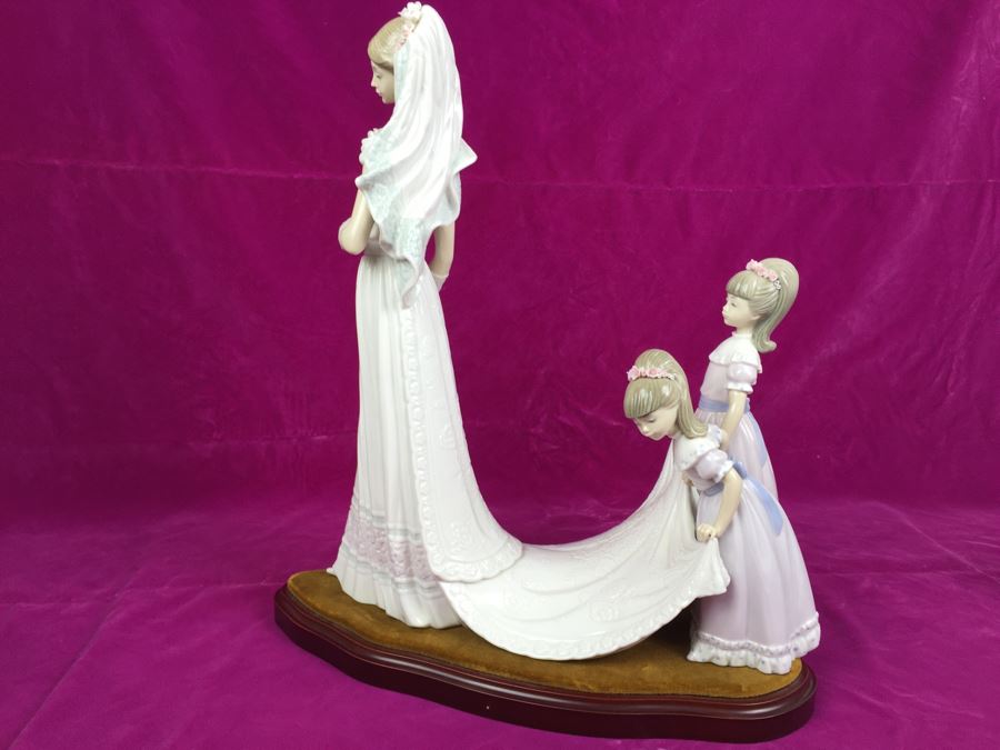 Large Lladro Here Comes The Bride Porcelain Figurine D7083 With Wooden Stand Retails Around $1,000 [Photo 20]