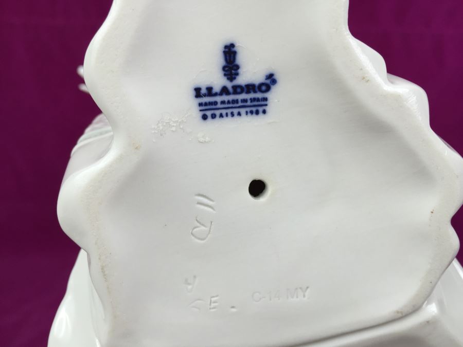 Large Lladro Here Comes The Bride Porcelain Figurine D7083 With Wooden Stand Retails Around $1,000 [Photo 27]