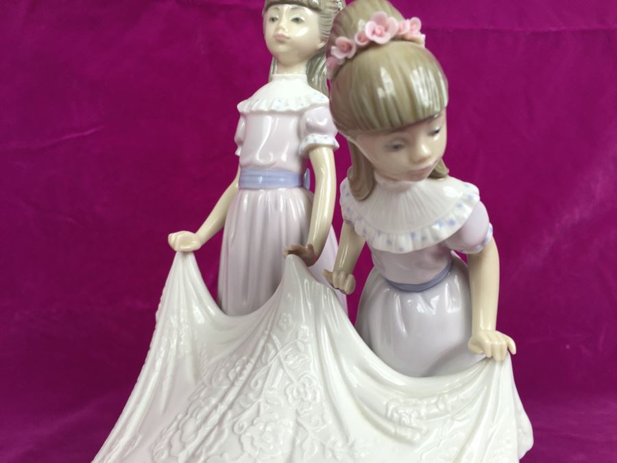 Large Lladro Here Comes The Bride Porcelain Figurine D7083 With Wooden Stand Retails Around $1,000 [Photo 16]